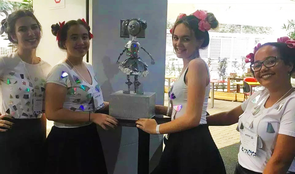 Equipe Robô Cerrado recebendo premiação no International Tournament of Robots 2018
