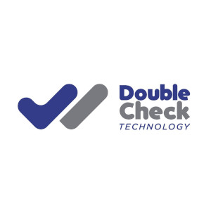 Logomarca da empresa Double Check, logomarca com dois simbolos em formato de V na cor azul escura para o primeiro e na cor cinza para o segundo, seguido da palavra Double na cor azul escuro e a palavra Check a abaixo na cor cinza, logo abaixo a palavra Tecnology.
