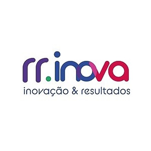 Logomarca da empresa RR Inova, logomarca com duas letras R na cor roxa seguido das letras I N O na cor azul escura e as letras VA na cor vermelha com o texto em baixo escrito 'Inovação e Resultados'