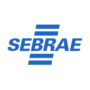 Logomarca da empresa Sebrae, nome do Sebrae em caixa alta em cor azul com dois traços acima e dois traços abaixo das letras BR no nome do Sebrae.